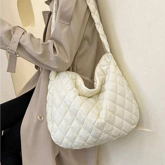 Lattice quilted shoulder bag. - Picture 2 of 3